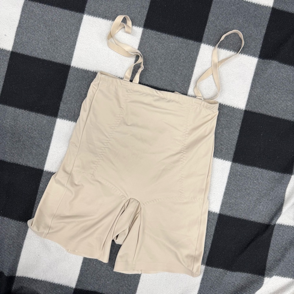 Motif | Women’s Tan Shapewear Shorts with Textured Fabric and Relaxed Fit Size S